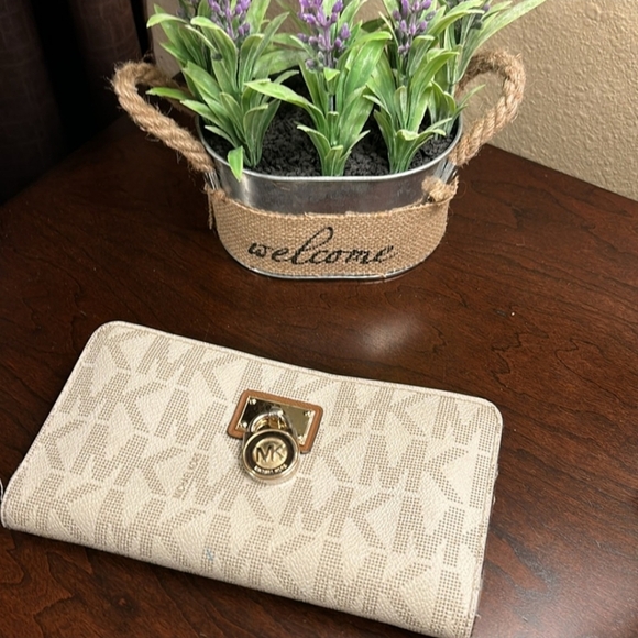 Michael Kors Beige Wallet - Picture 12 of 16